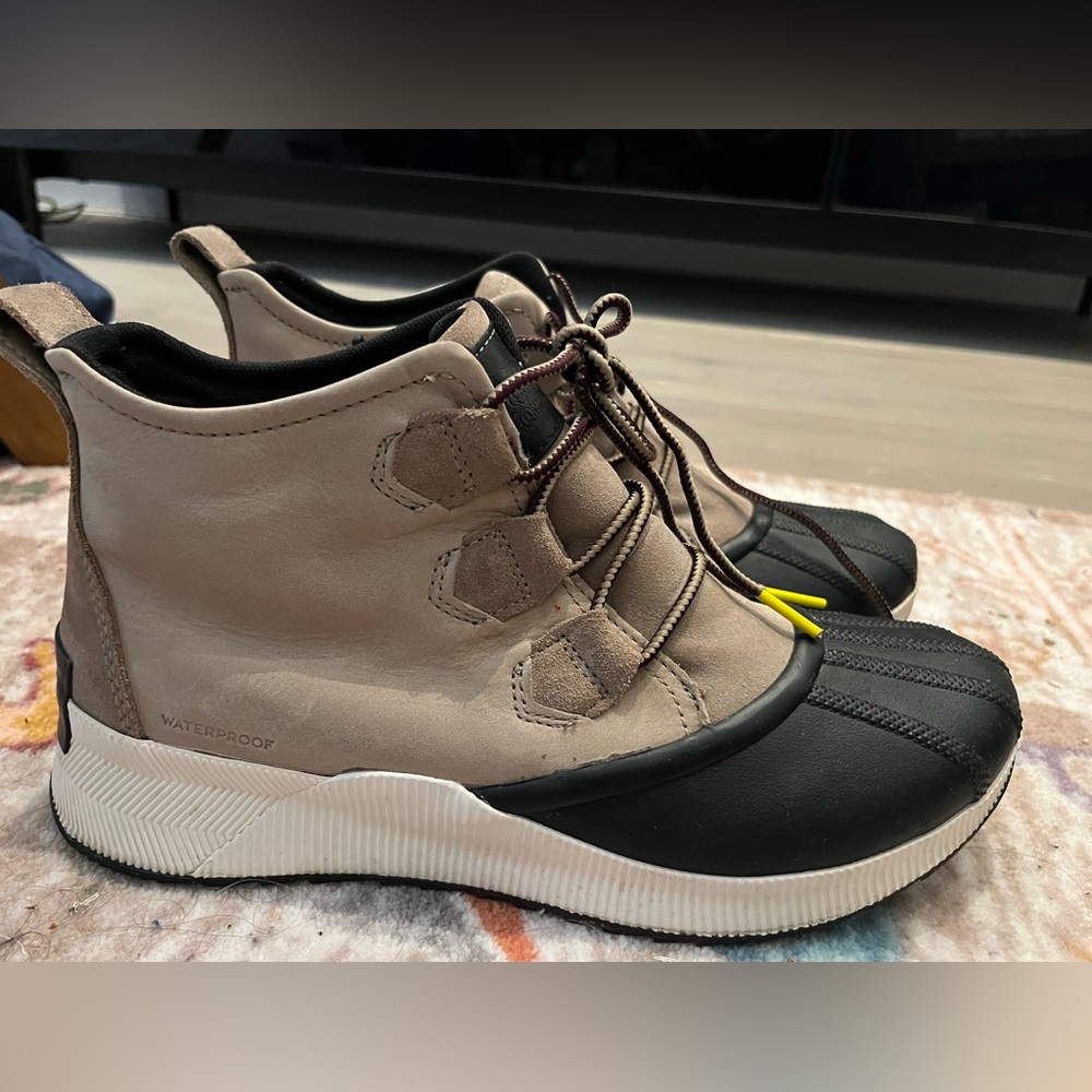 SOREL out and about lll waterproof boots women’s size 11. Worn once.